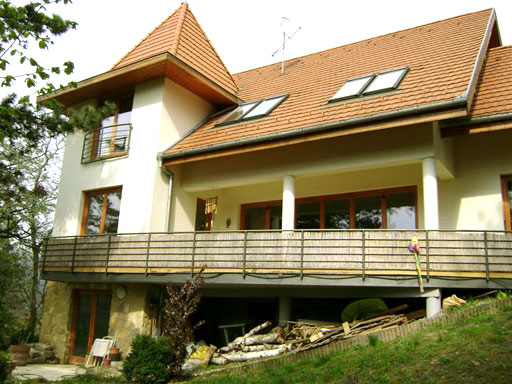Csobánka - Felfüggesztve - Családiház