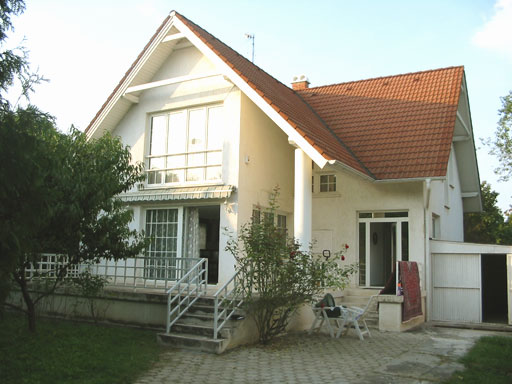 Budapest - Felfüggesztve - Családiház