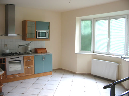 Budapest - Felfüggesztve - Családiház