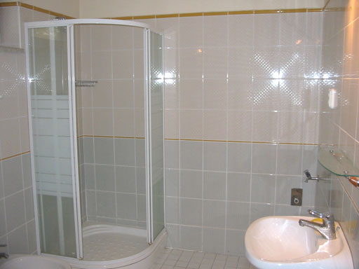 Budapest - Felfüggesztve - Családiház