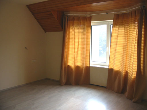 Budapest - Felfüggesztve - Családiház