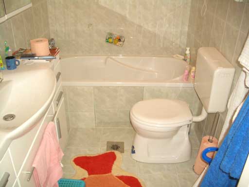 Budapest - Elad� - Csal�dih�z