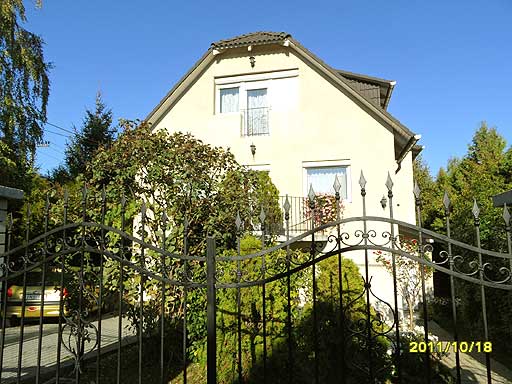 Szentendre - Felfüggesztve - Családiház
