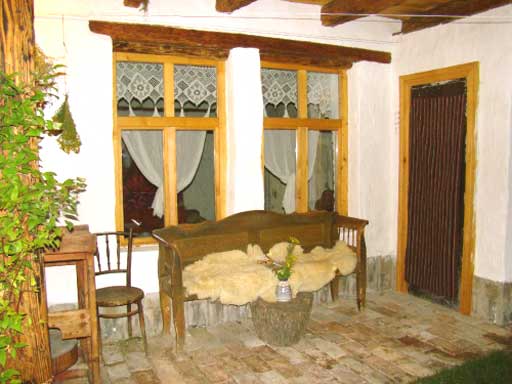 Szentendre - Kiad� - Csal�dih�z