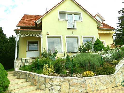 Szentendre - Felfüggesztve - Családiház