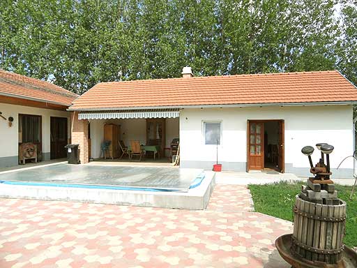 Szentendre - Felfüggesztve - Családiház