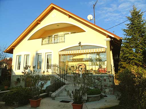 Szentendre - Felfüggesztve - Családiház