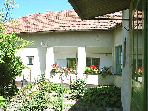 Battonya - Elad� - Csal�dih�z