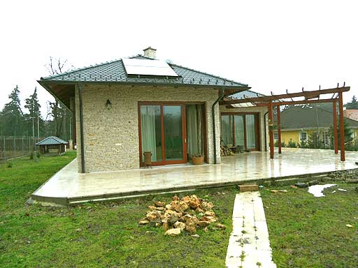 Leányfalu - Felfüggesztve - Családiház