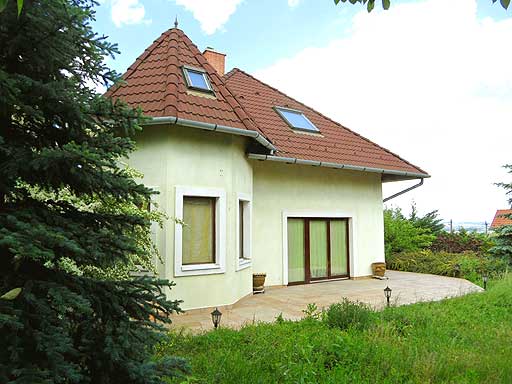 Pom�z - Kiad� - Csal�dih�z