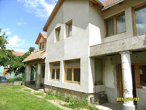 Tahit�tfalu - Csal�dih�z